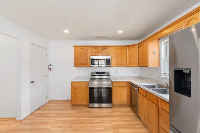 395 Stonewall St, photo 9 of 29